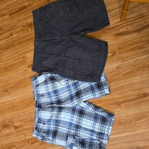 2 pair Men's 38 Cargo shorts Sonoma St John's Bay gently used